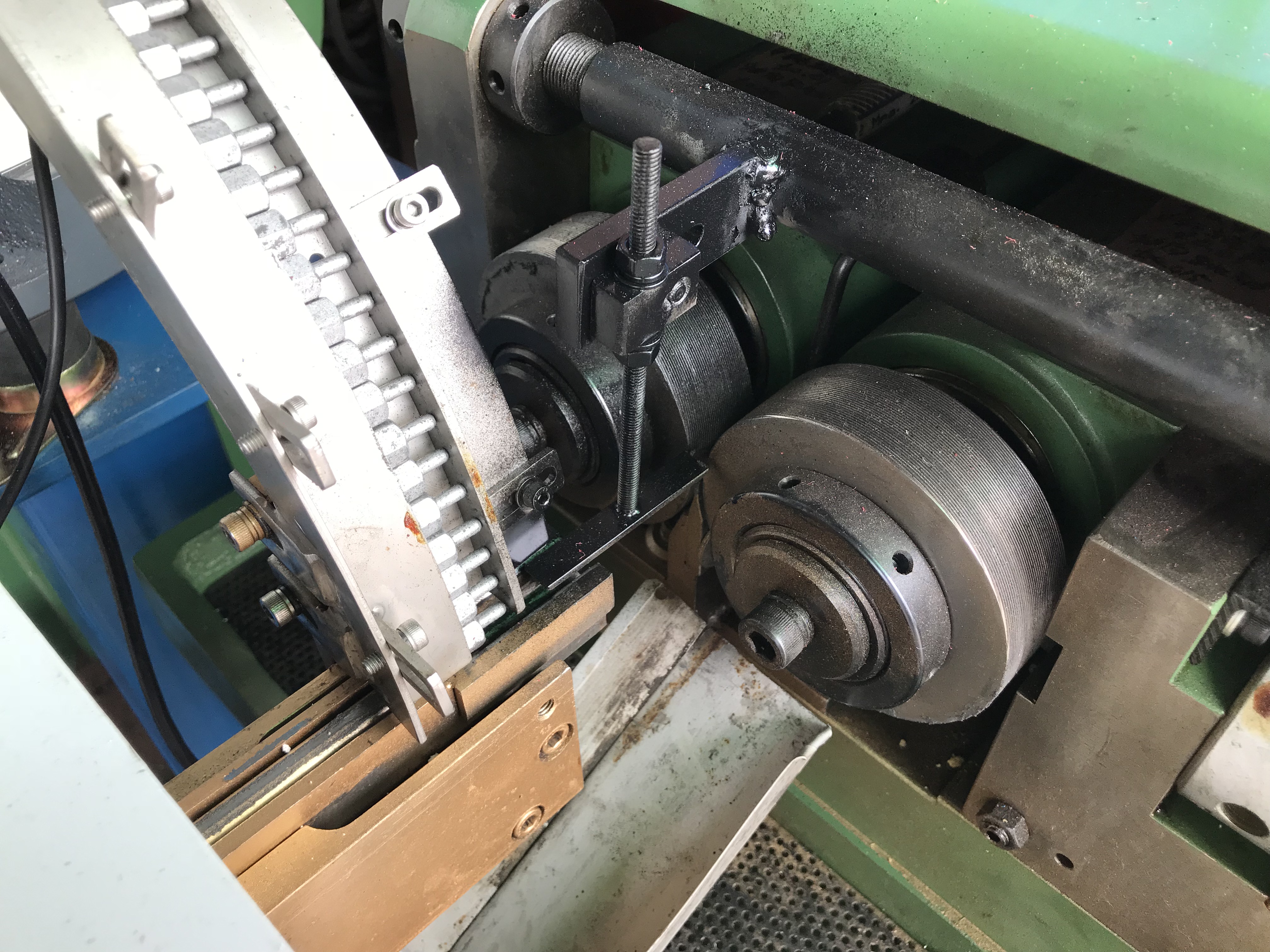 Automatic feeding devices for thread rolling machine