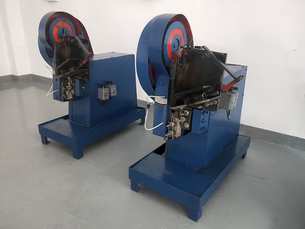 High speed vertical thread rolling machine with automatic feeder